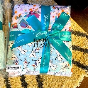 Disney Frozen Sisters & Olaf Ruffled Luxe
Patoo® Blanket new with tags